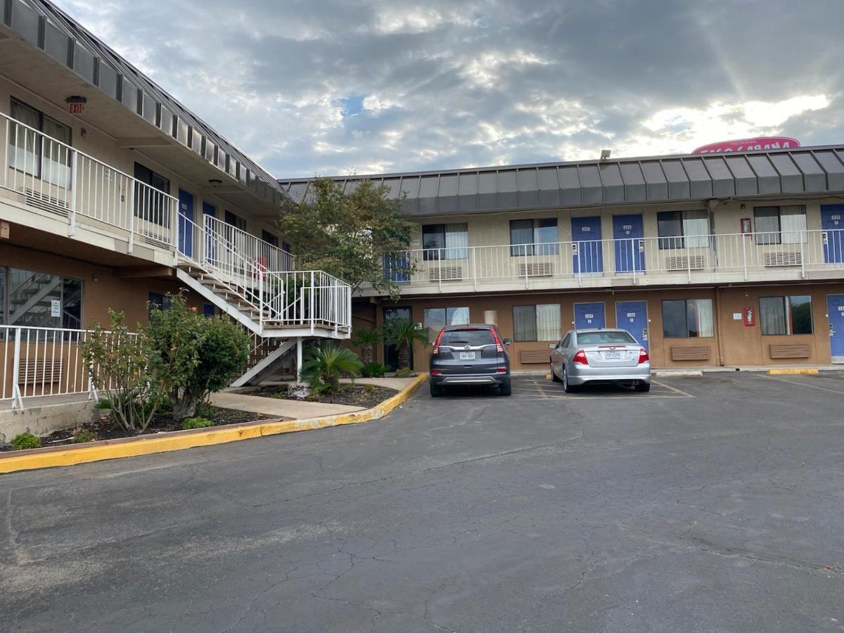 Travelodge By Wyndham San Antonio Lackland Afb North Exterior photo
