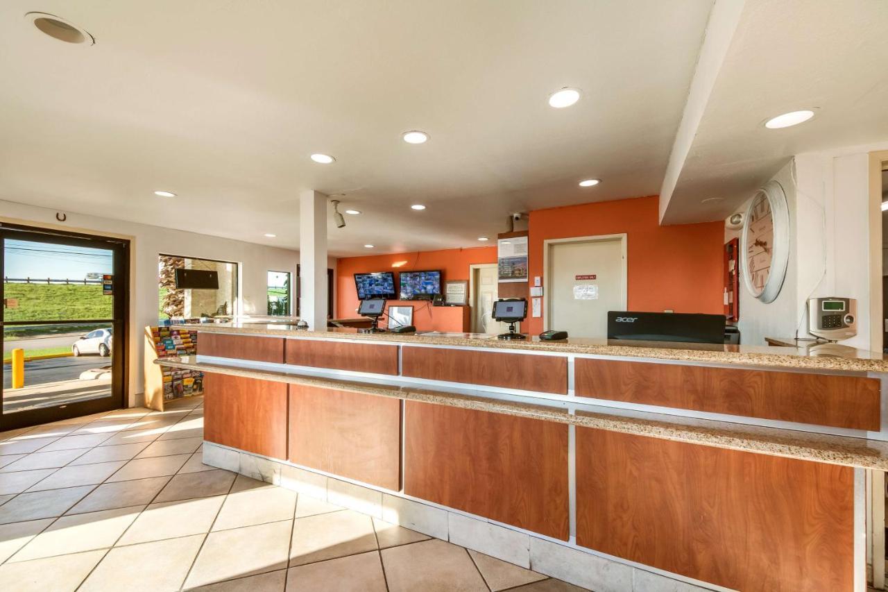 Travelodge By Wyndham San Antonio Lackland Afb North Exterior photo